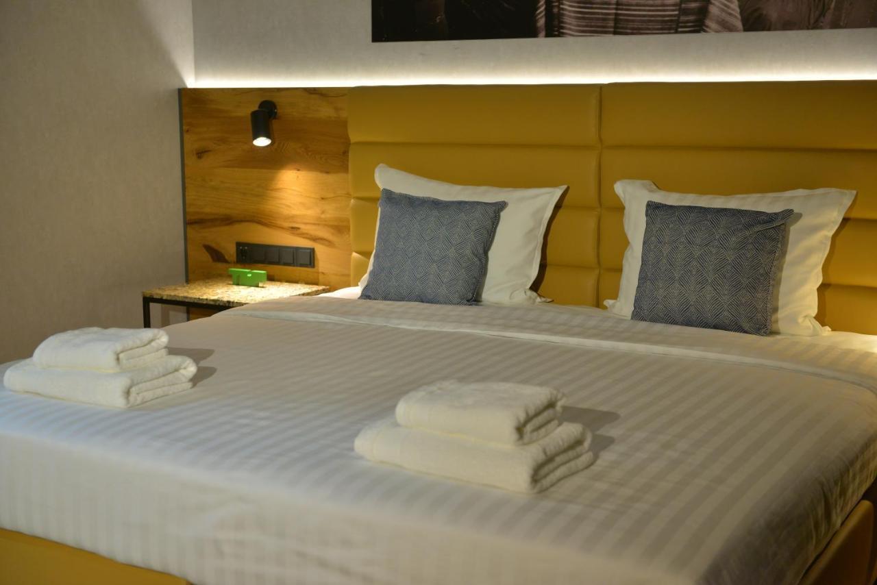 Mk Hotel Tirana Rinas Eksteriør bilde A bed with a headboard