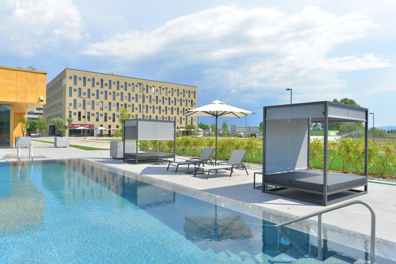 Mk Hotel Tirana Rinas Eksteriør bilde The swimming pool at the hotel