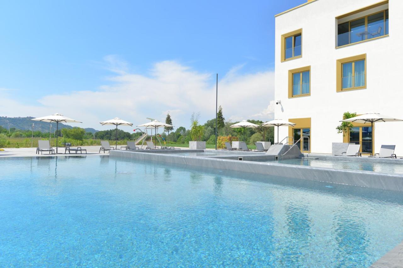 Mk Hotel Tirana Rinas Eksteriør bilde The outdoor pool at the Hotel