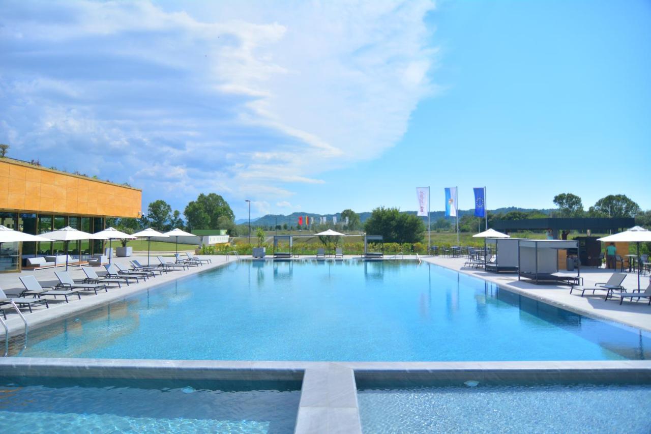Mk Hotel Tirana Rinas Eksteriør bilde The swimming pool at the complex