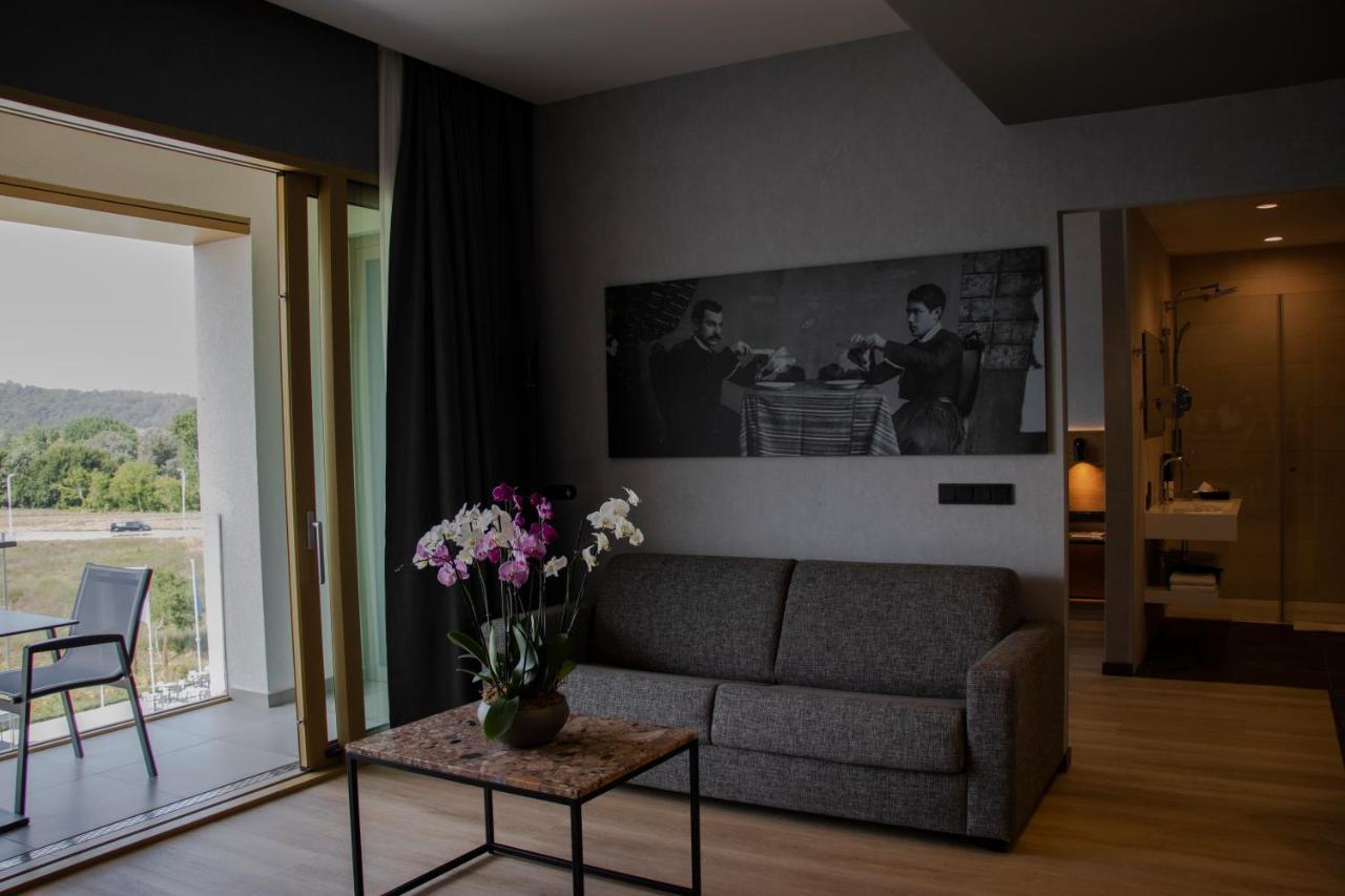 Mk Hotel Tirana Rinas Eksteriør bilde A room at the Hotel