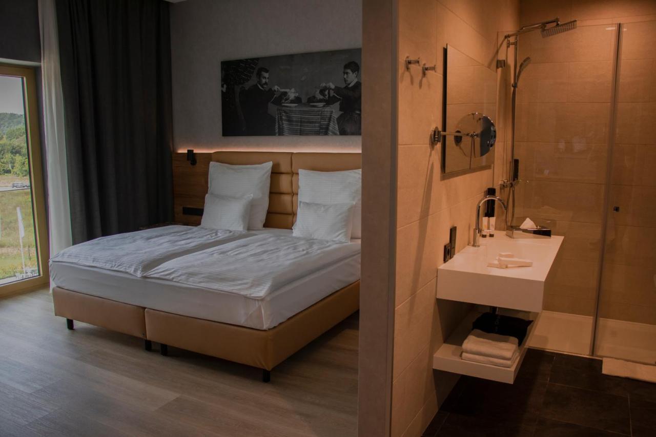 Mk Hotel Tirana Rinas Eksteriør bilde A room at the hotel