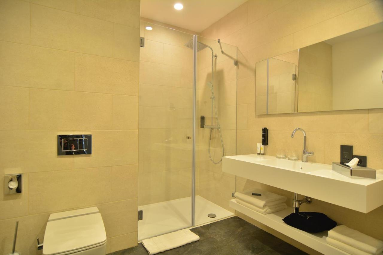 Mk Hotel Tirana Rinas Eksteriør bilde A shower enclosure