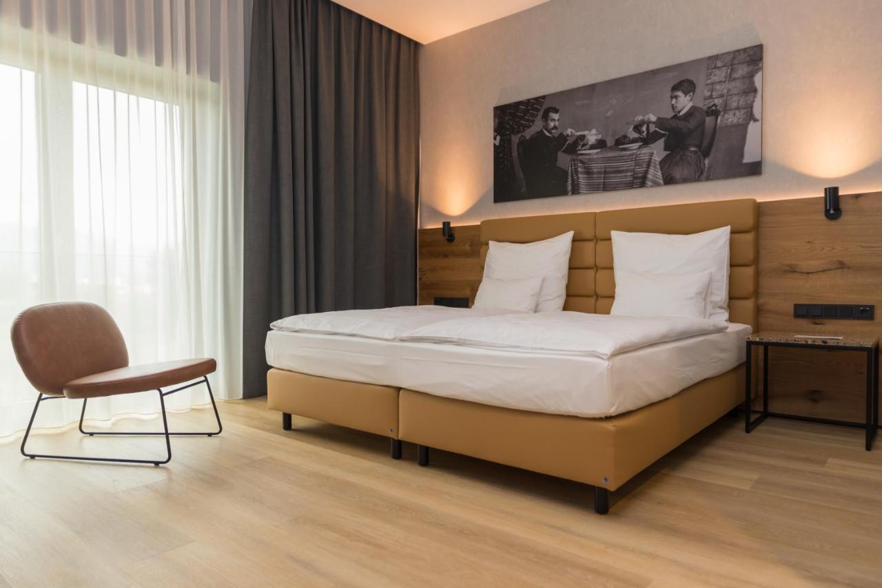 Mk Hotel Tirana Rinas Eksteriør bilde A room at the hotel
