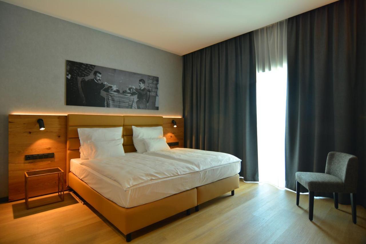 Mk Hotel Tirana Rinas Eksteriør bilde A room at the Hotel de la Poste
