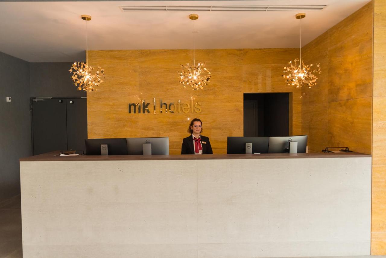 Mk Hotel Tirana Rinas Eksteriør bilde Reception desk at a hotel