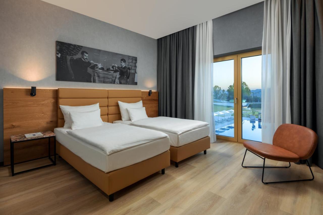 Mk Hotel Tirana Rinas Eksteriør bilde A room at the hotel